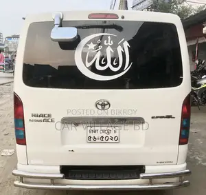 টয়োটা হাইএস ২০১৫ সাদা