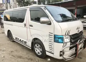 টয়োটা হাইএস ২০১৫ সাদা