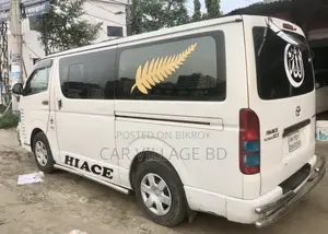 টয়োটা হাইএস ২০১৫ সাদা