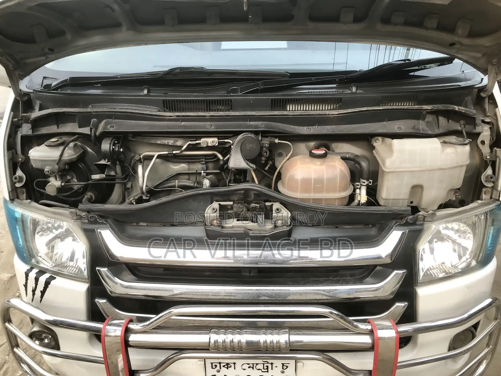 টয়োটা হাইএস ২০১৫ সাদা