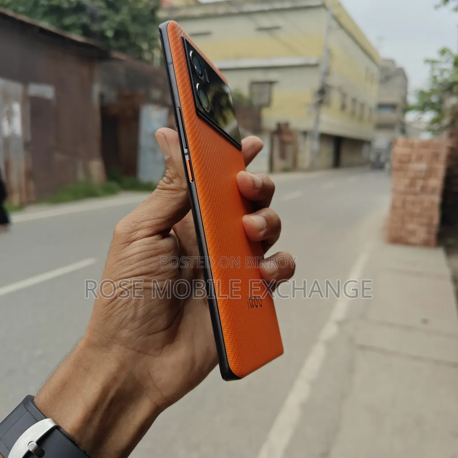 আইকিউওও ৫১২ জিবি