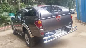 Mitsubishi L200 2010 Gray