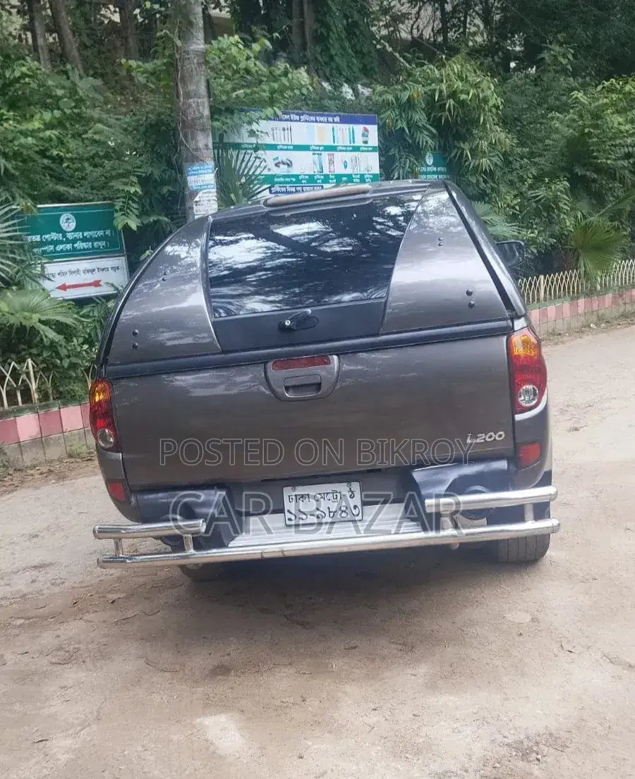 Mitsubishi L200 2010 Gray