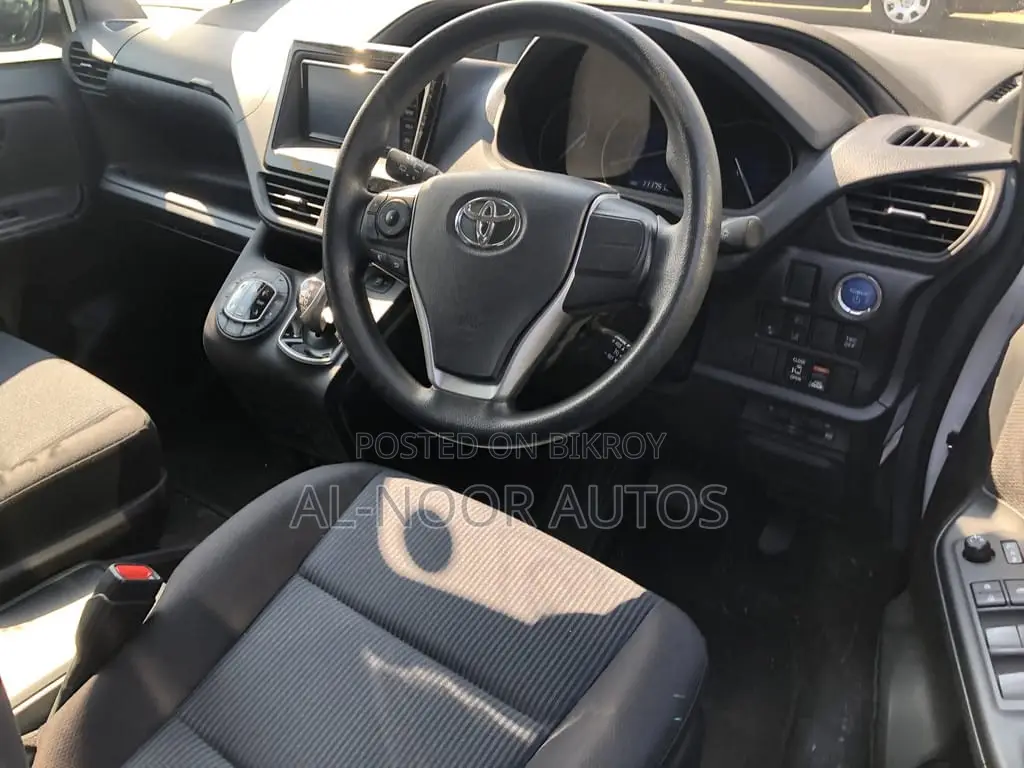 Toyota Noah 2021 Pearl