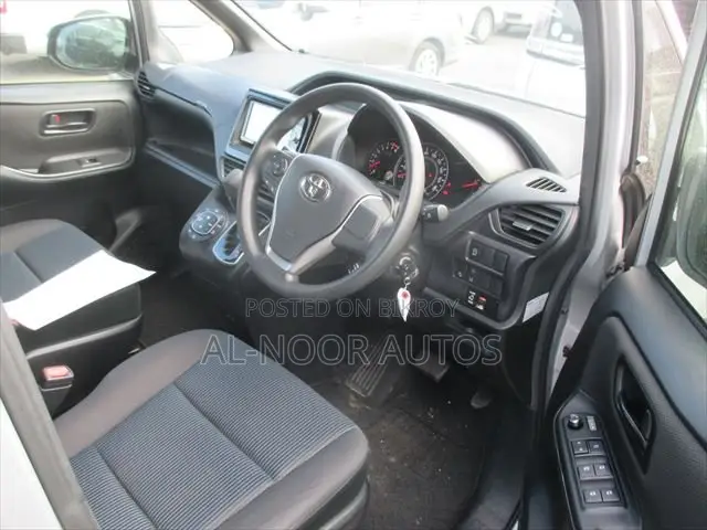 Toyota Noah 2021 Silver