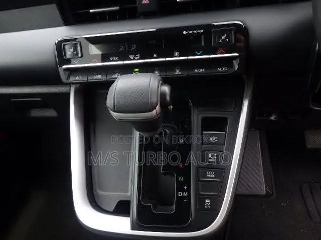 Toyota Voxy 2022 Pearl