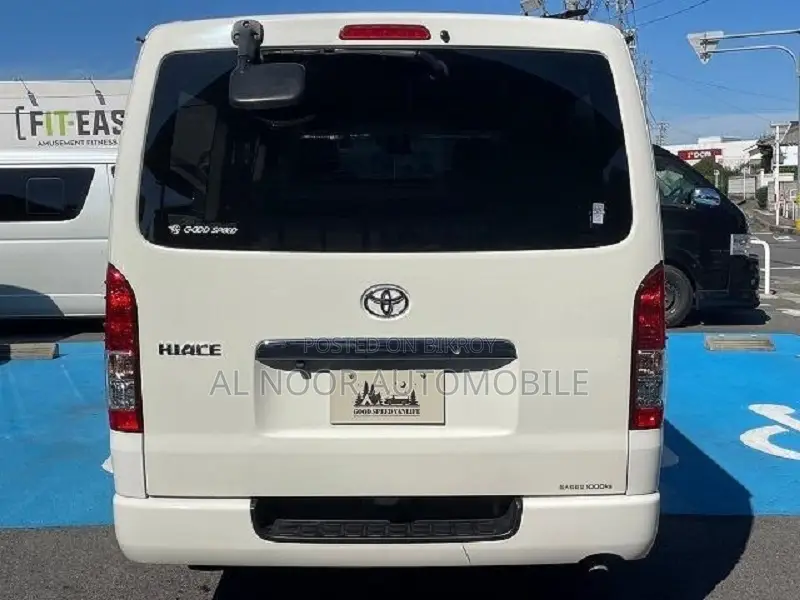 Toyota HiAce 2021 White