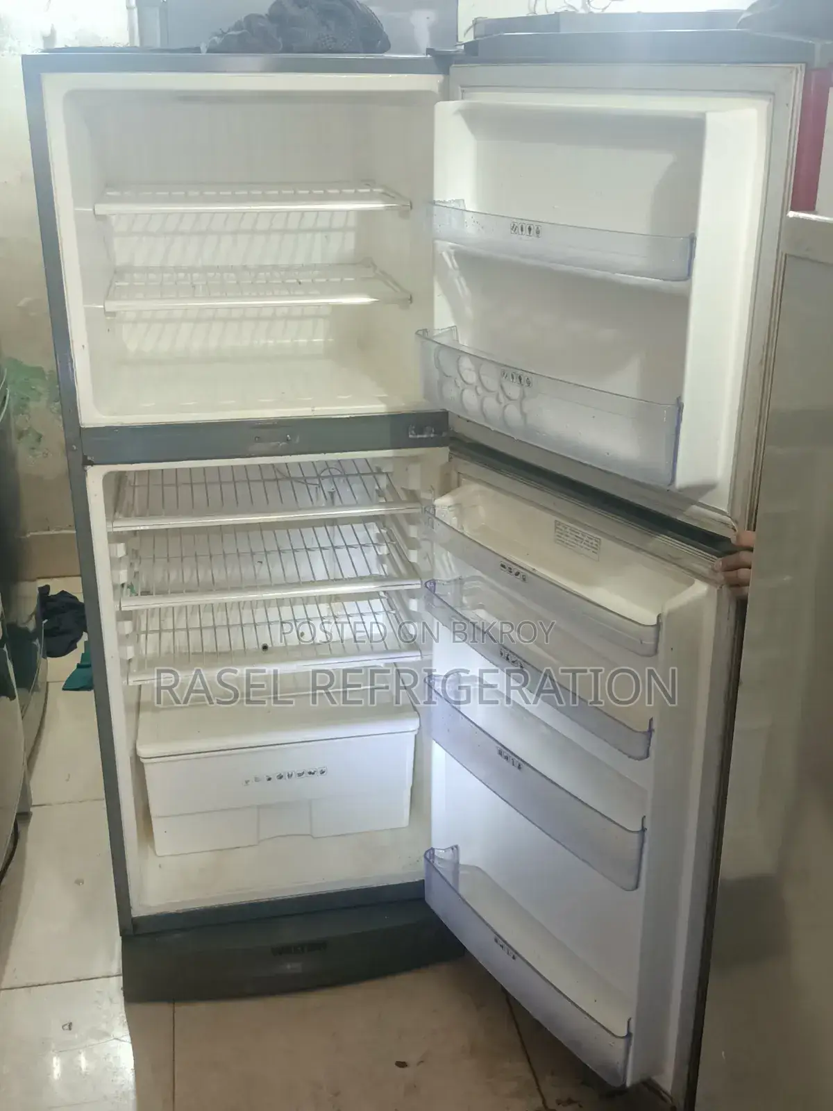 337 Liter running Walton fridge for sale.