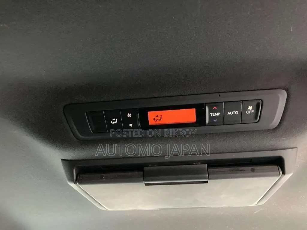 Toyota Voxy 2021 Pearl
