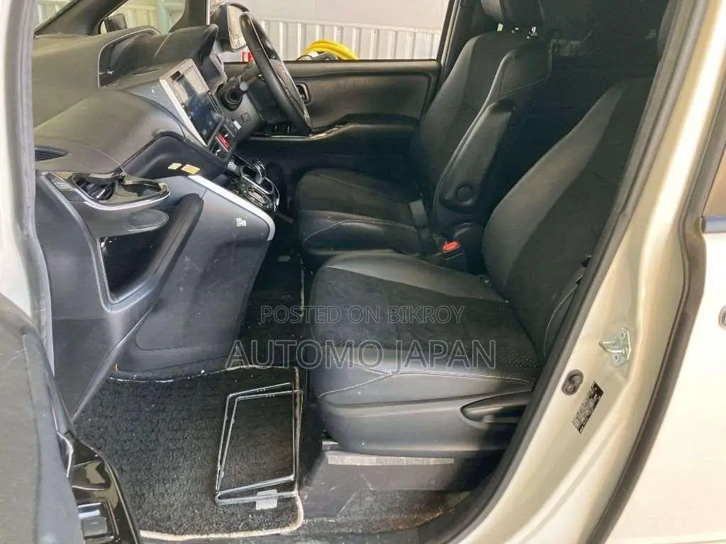 Toyota Voxy 2021 Pearl