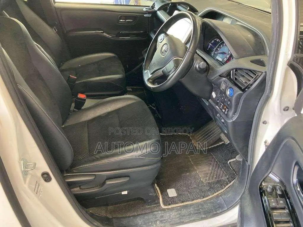 Toyota Voxy 2021 Pearl