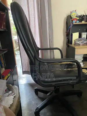 ঘূর্ণায়মান অফিস চেয়ার