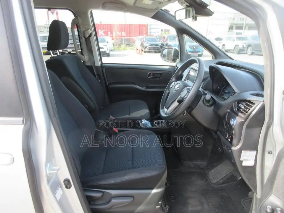 Toyota Noah 2021 Silver