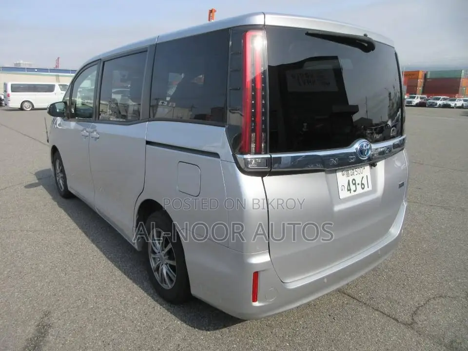 Toyota Noah 2021 Silver
