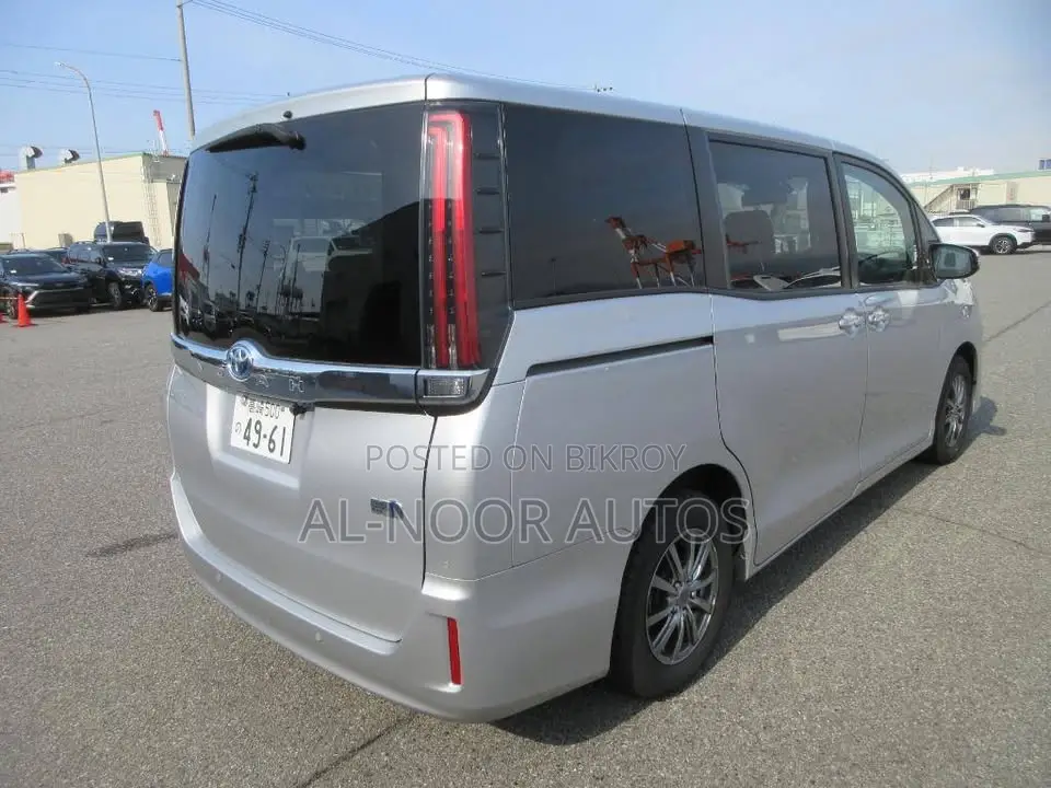 Toyota Noah 2021 Silver