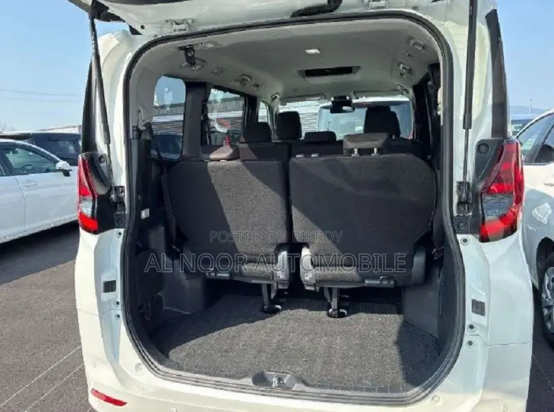 Toyota Noah 2022 White