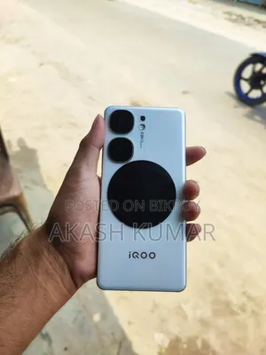 নতুন আইকিউওও ২৫৬ জিবি সাদা