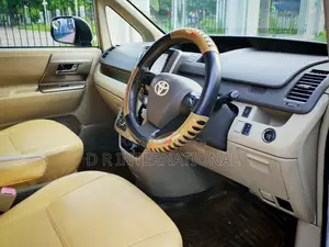 টয়োটা নোয়া ২০১৬ সাদা