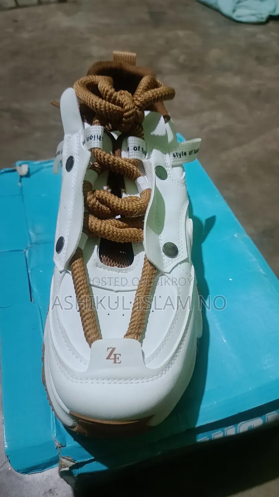 এক জোড়া নতুন জুতা