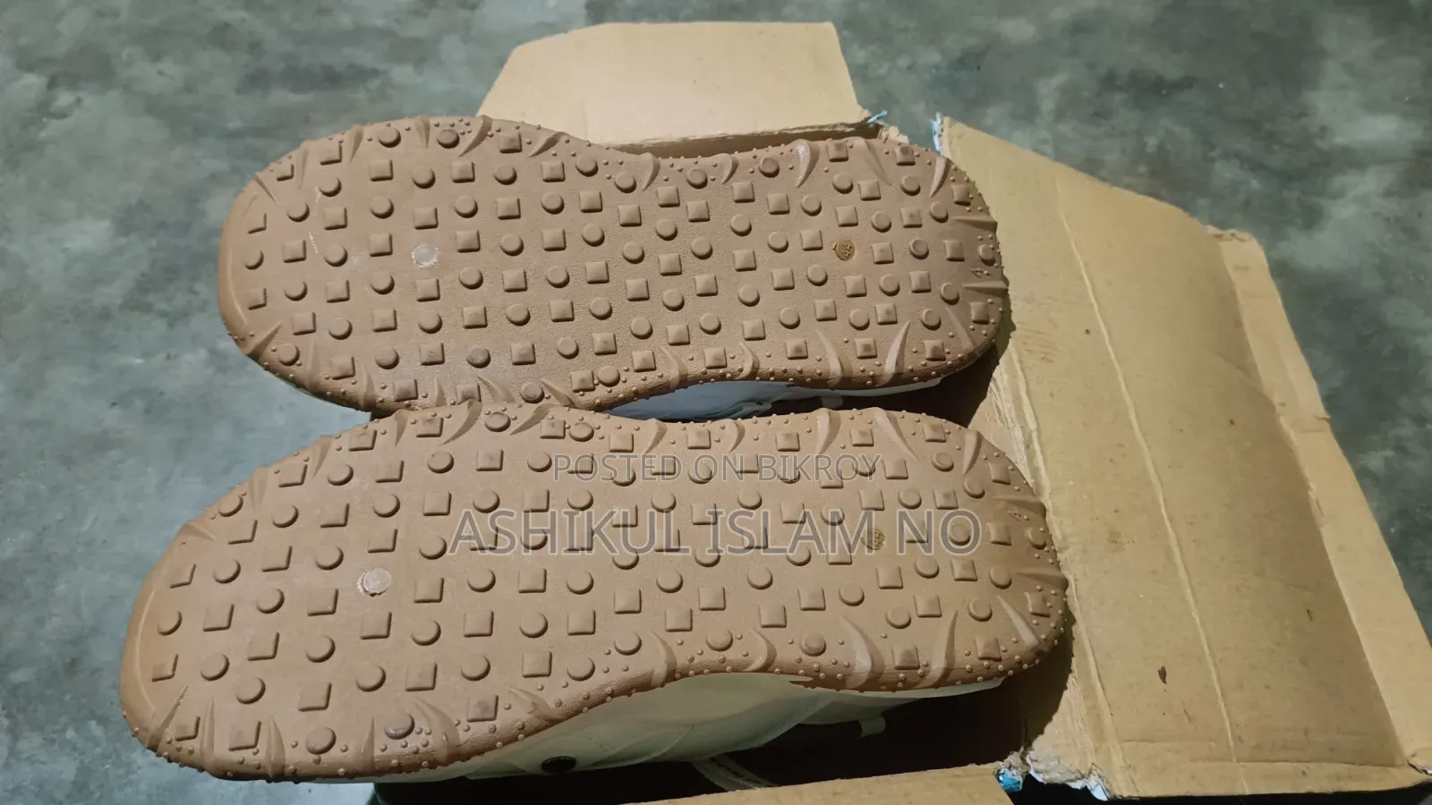 এক জোড়া নতুন জুতা
