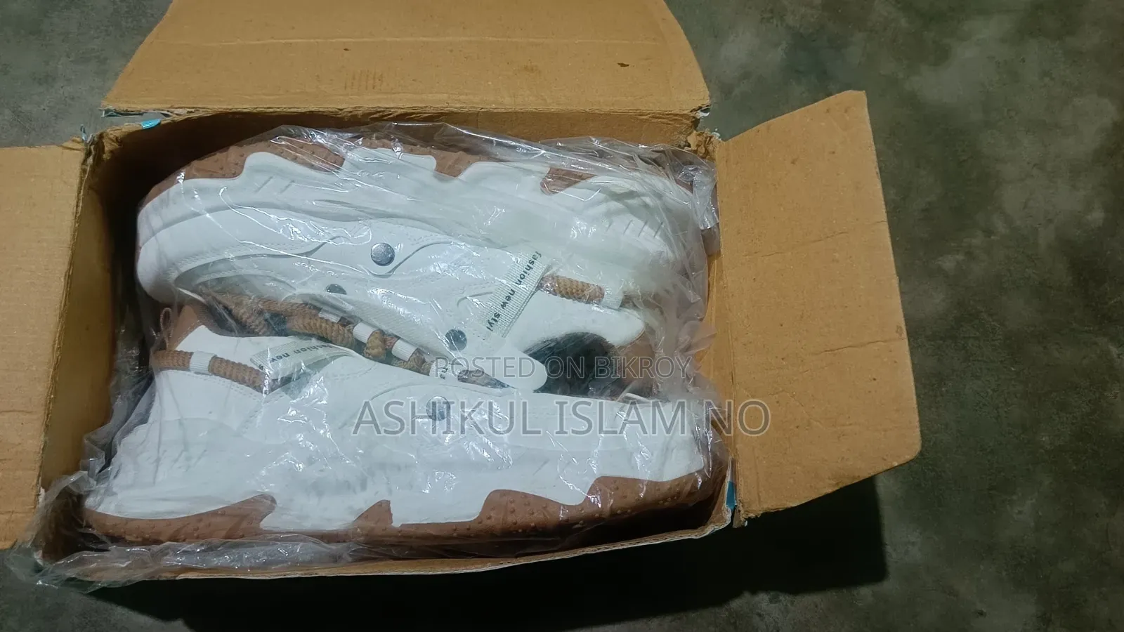 এক জোড়া নতুন জুতা
