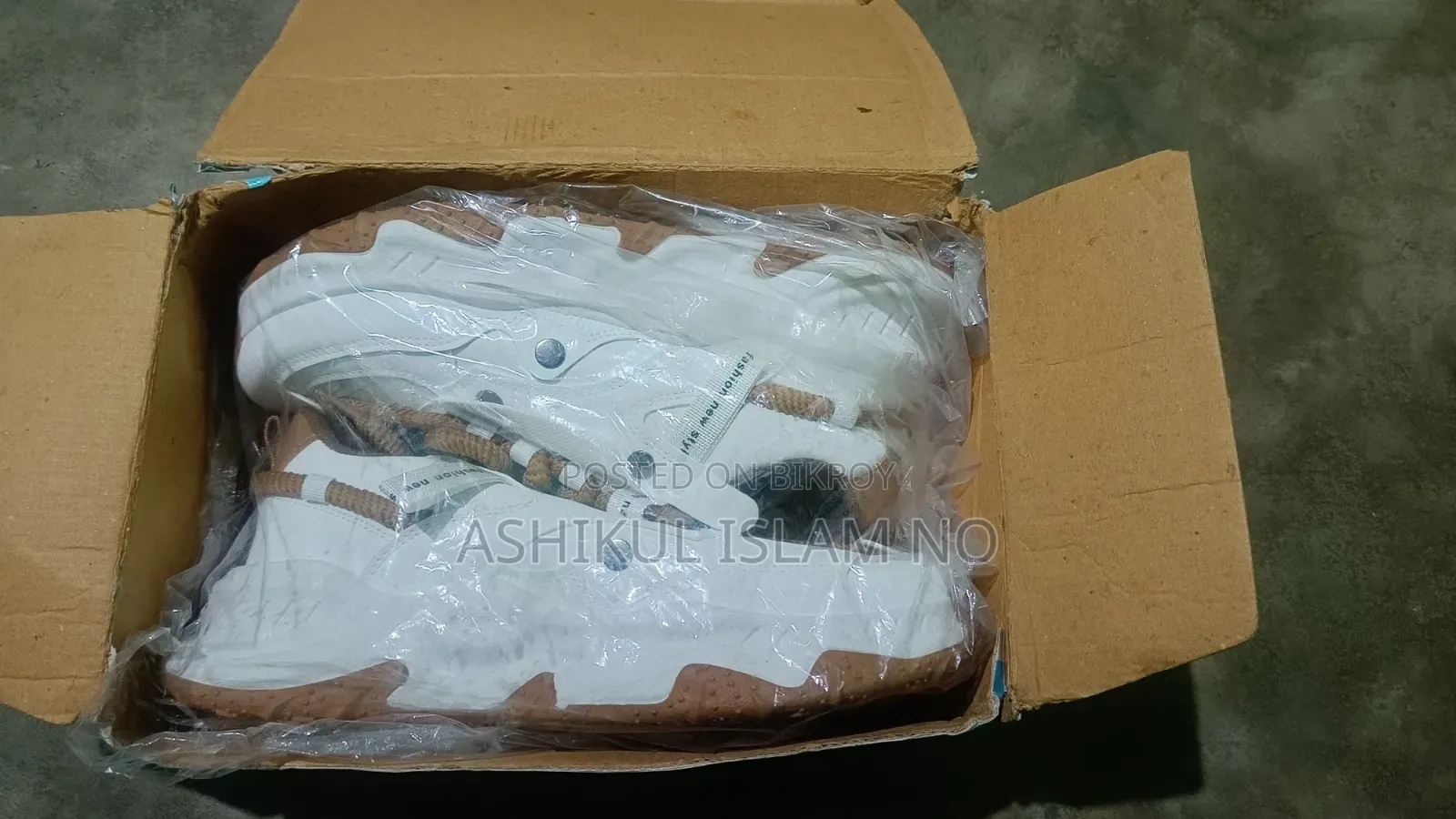 এক জোড়া নতুন জুতা