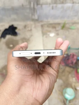 আইকিউওও (iQOO) ১১ ২৫৬ জিবি হোয়াইট
