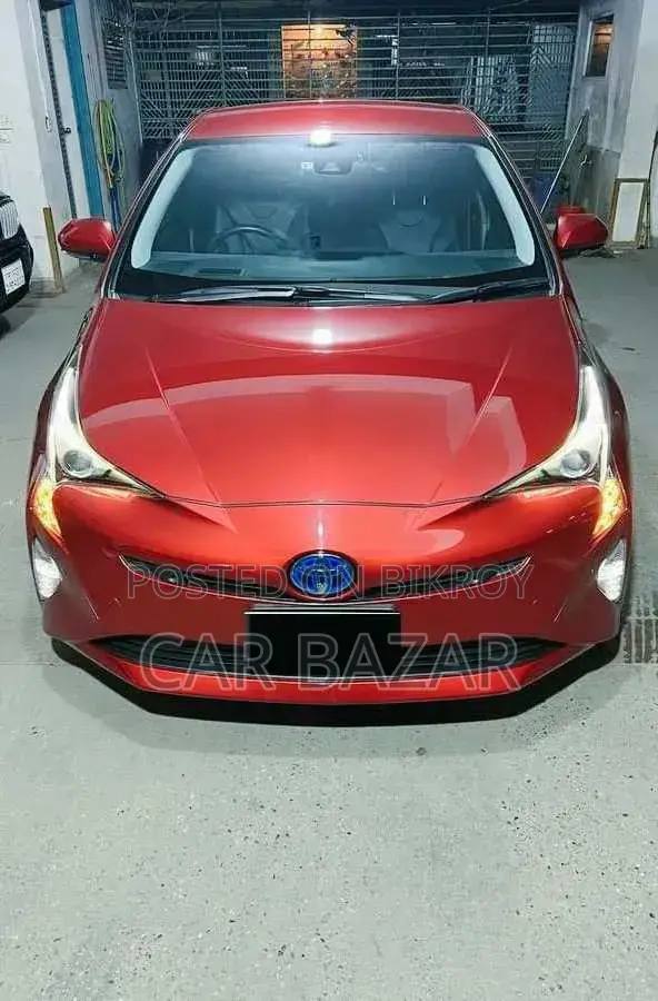 টয়োটা প্রিয়াস ২০১৭ লাল