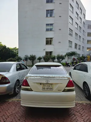 টয়োটা মার্ক ২ ২০০৪ সাদা