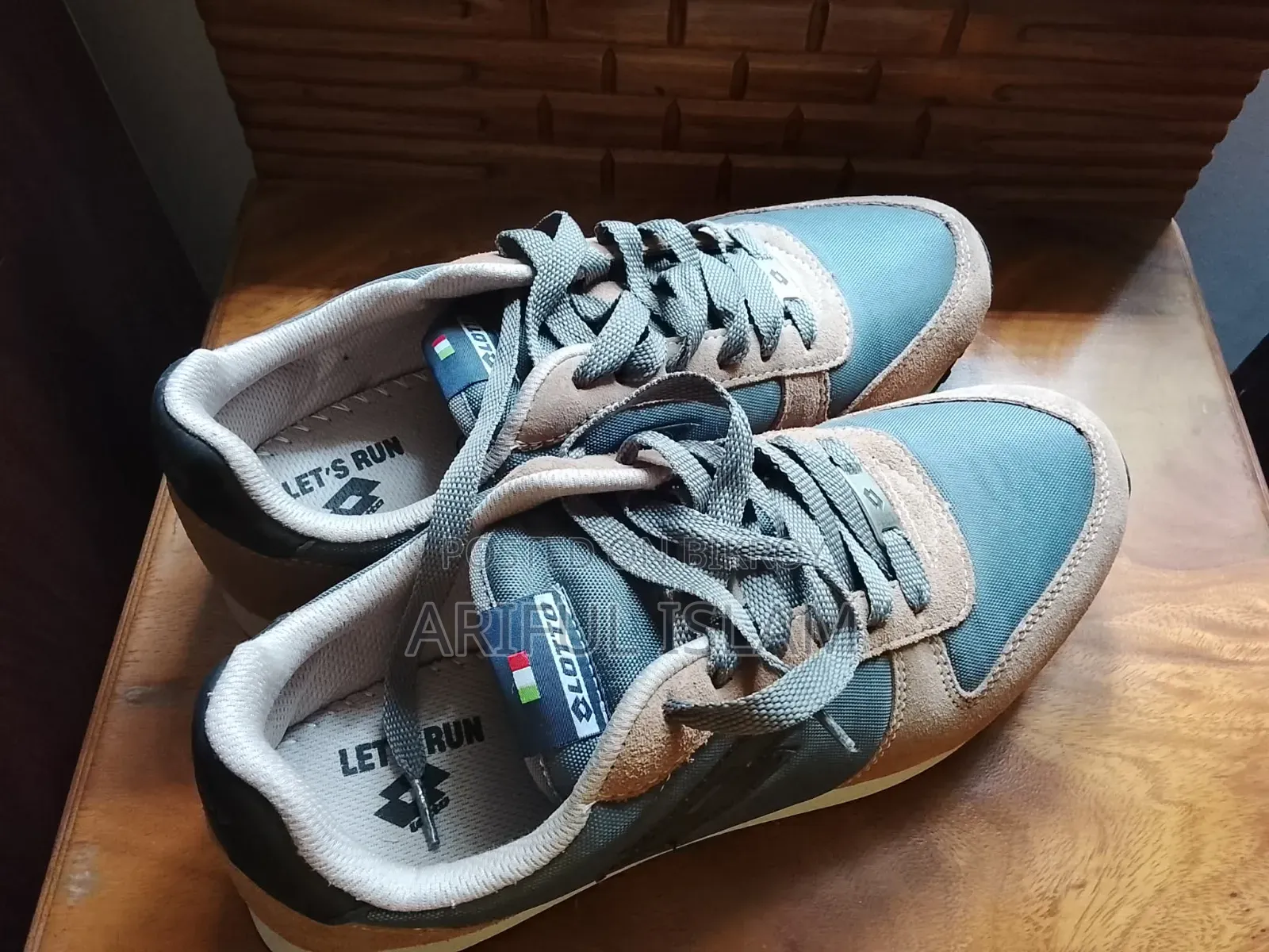 A pair of Loto shoes in completely fresh condition will be sold