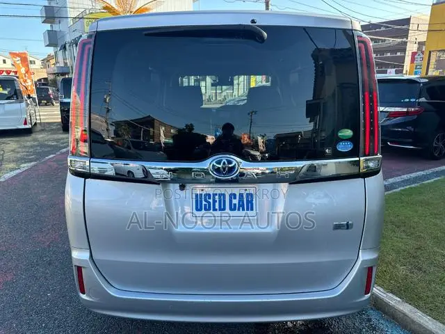 Toyota Noah 2021 Silver