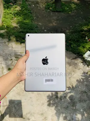 Apple iPad 5 (2022) 32 GB Silver