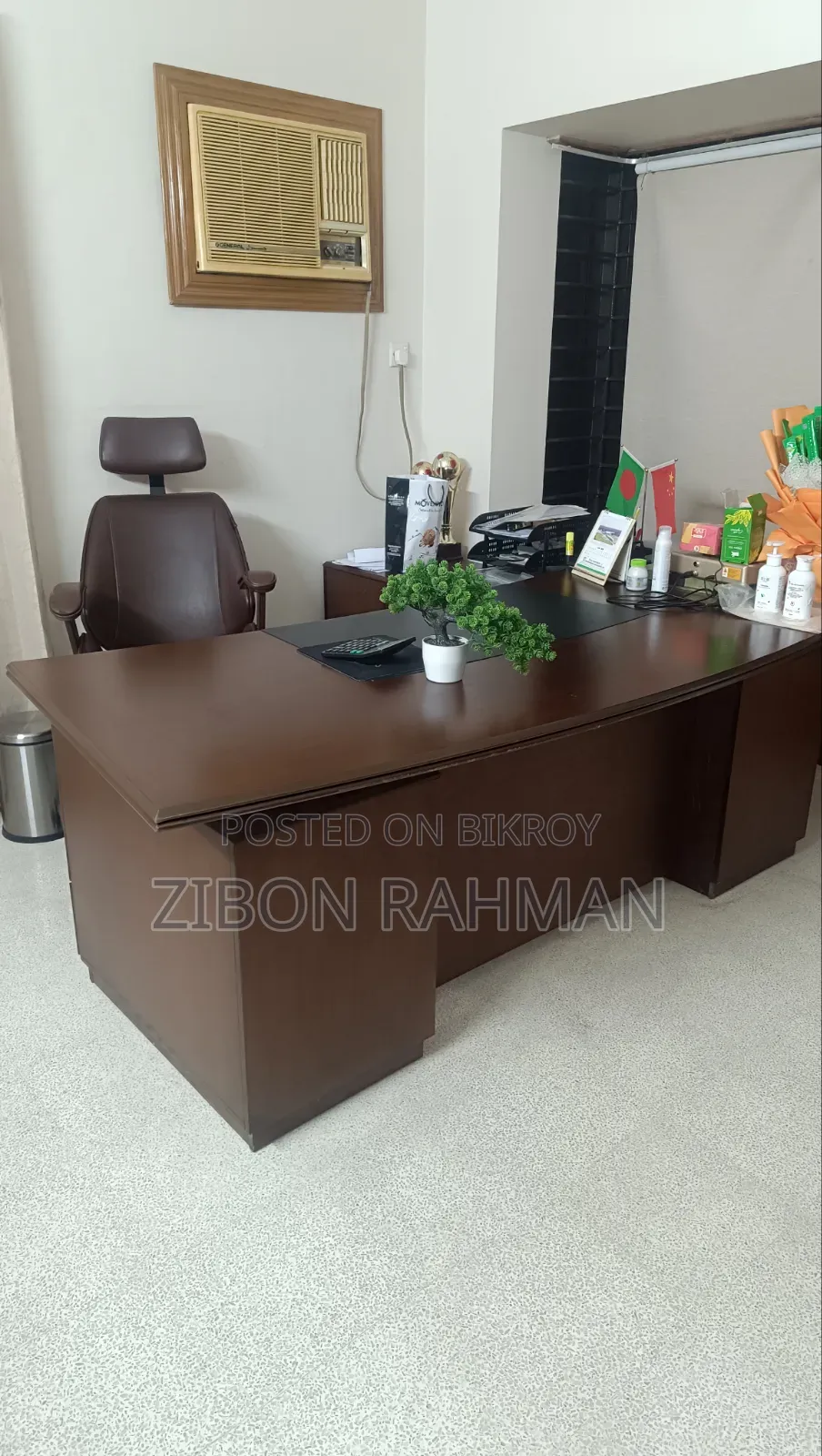 একটি হাতিল ফ্রেন্ডের প্রিমিয়াম কাঠের তৈরি বস টেবিল বিক্রি হইবে