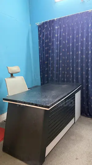 অফিস টেবিল