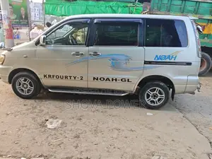 Toyota Noah 2.0 All-Wheel Drive (8 Seater) 2001 Silver