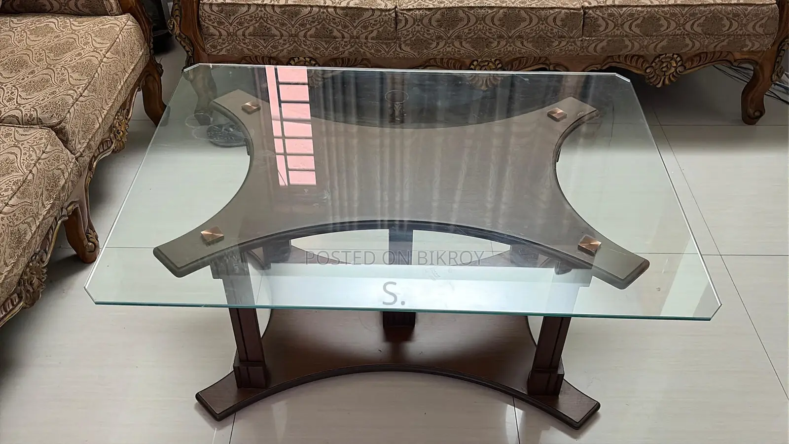 Modern Center Tea Table for Sale in Good Condition.