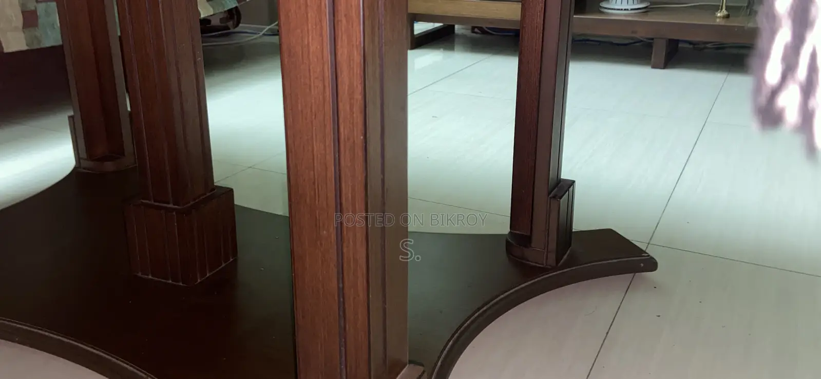 Modern Center Tea Table for Sale in Good Condition.