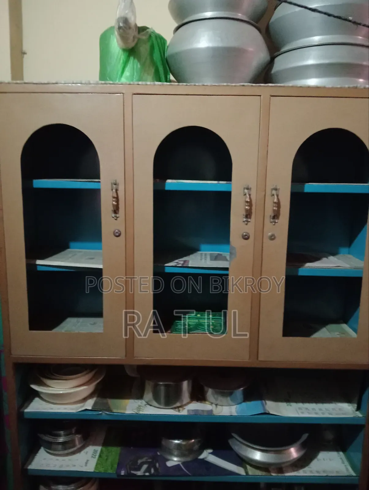 স্টিলের শোকেস মজবুত ও ভালো আছে