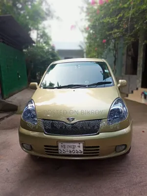 Toyota Fun Cargo 2000 Gold