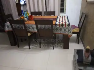 ডিনার টেবিল