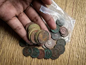 Bangladeshi Old 1 Taka Red Coin (Vintage Collectible)