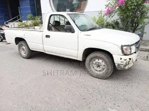 Toyota Hilux 2004 White
