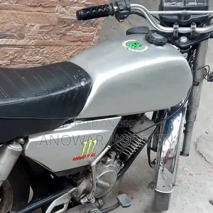 হোন্ডা ১৯৯০ সাদা
