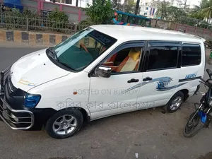 টয়োটা নোয়া ২০০৪ সাদা
