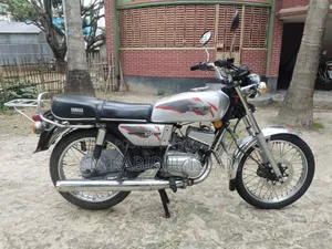ইয়ামাহা ১৯৯৫ সাদা