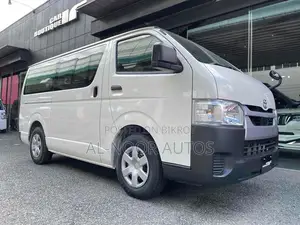 Toyota HiAce ২০২১ সাদা