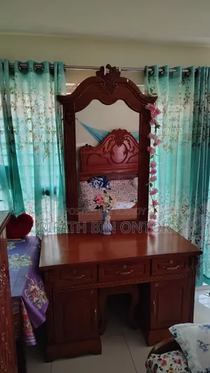 কাঠের ড্রেসিং টেবিল