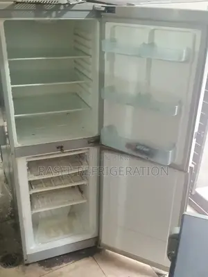 ১৪ সিএফটি রানিং এলজি ফ্রিজ বিক্রি করা হবে।