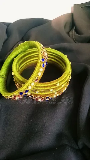 এখানে হ্যান্ডমেট চুড়ি ও জুয়েলারি পাওয়া যায়
