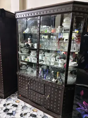 শোকেস ফার্নিচার (৬.৭ ফুট উচ্চতা এবং ৫ ফুট প্রস্থ)
